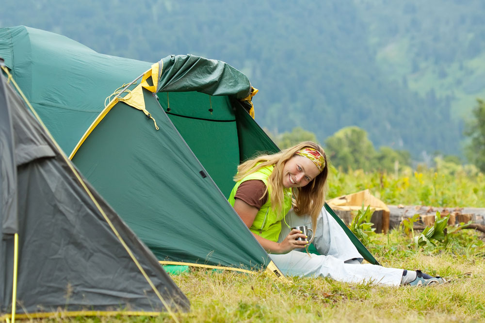 Голая девушка в палатке на природе